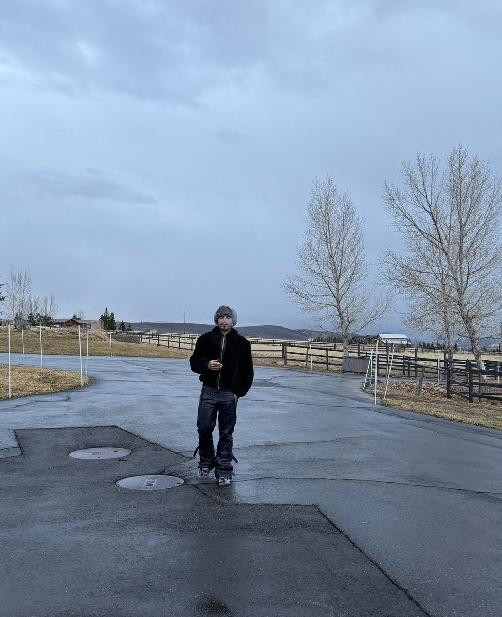 rauwalejandro's tweet image. feliz dia del amor 🤍 ❄️