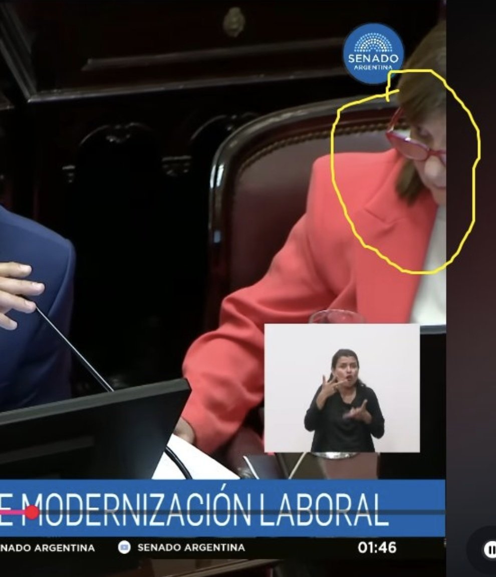 Terminó de hablar y se los cambió, solo en argentina un dirigente político da un discurso armado por vaya a sabér quien y que le transmiten al oido

No existe más la democracia