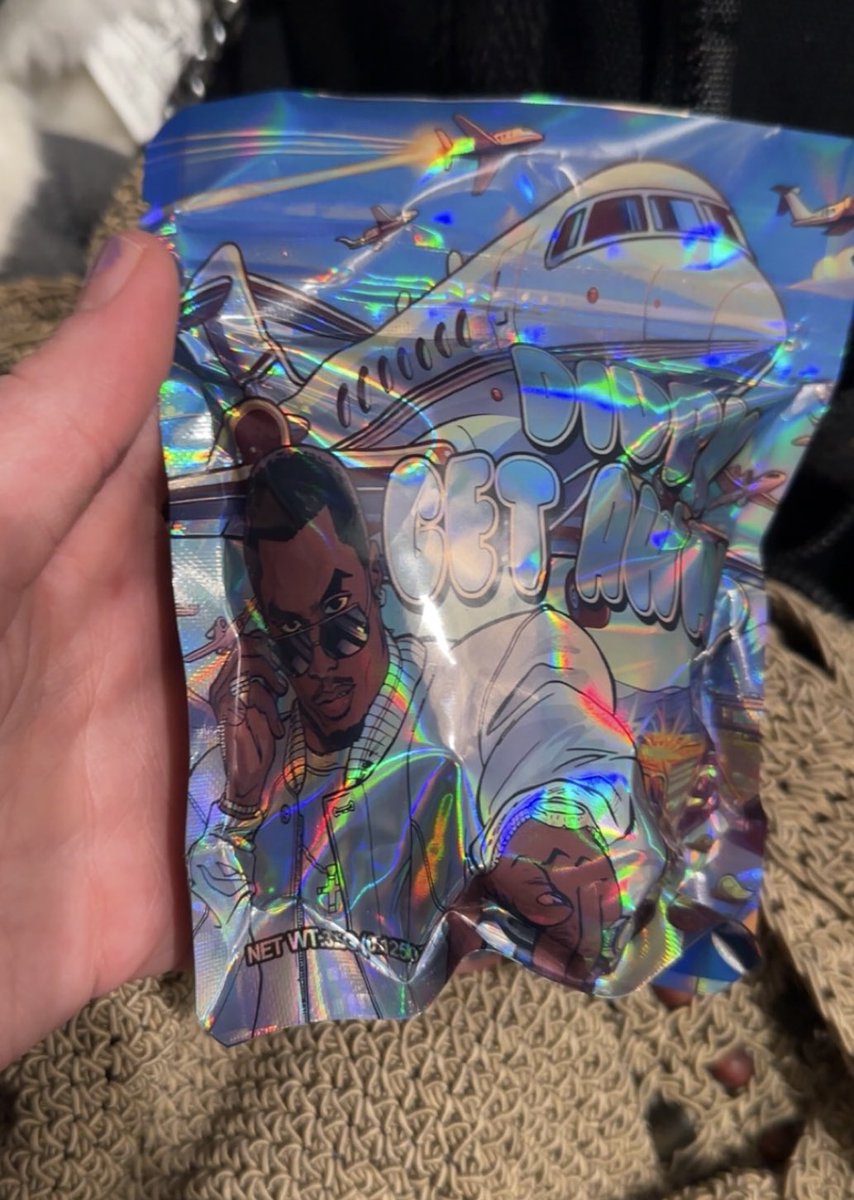 shrinking2477's tweet photo. I actually hollered when I saw who it was wtf is my plug on bro 😭 https://t.co/Kn90RffGtW