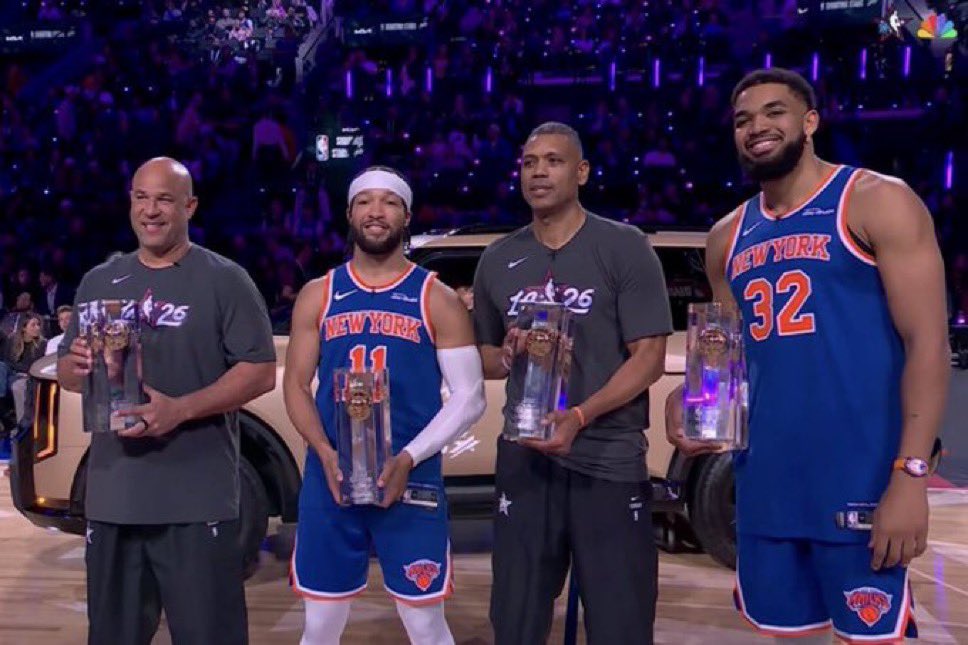 The Knicks are bringing home the Shooting Stars trophy! ⭐️