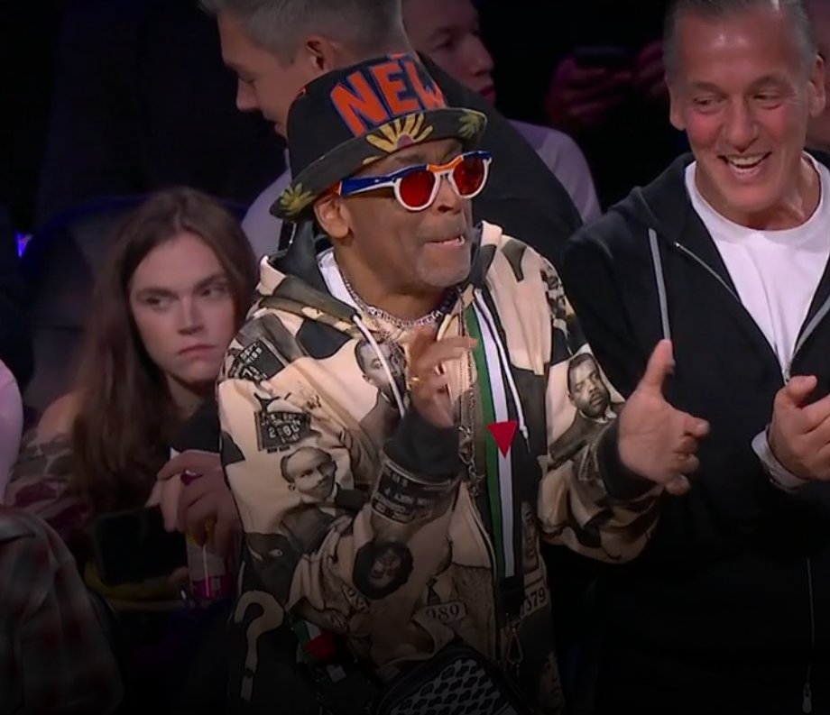 jstcdhab's tweet image. J'avais pas fais gaffe à la sacoche de Spike Lee, BRAVO MONSIEUR 🇵🇸