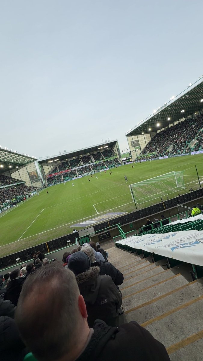 's tweet image. Another cold football day 🥶 Not much else to talk about 🤣🙈👍🏻 #stmirren #hibs #easterroad #awaydays