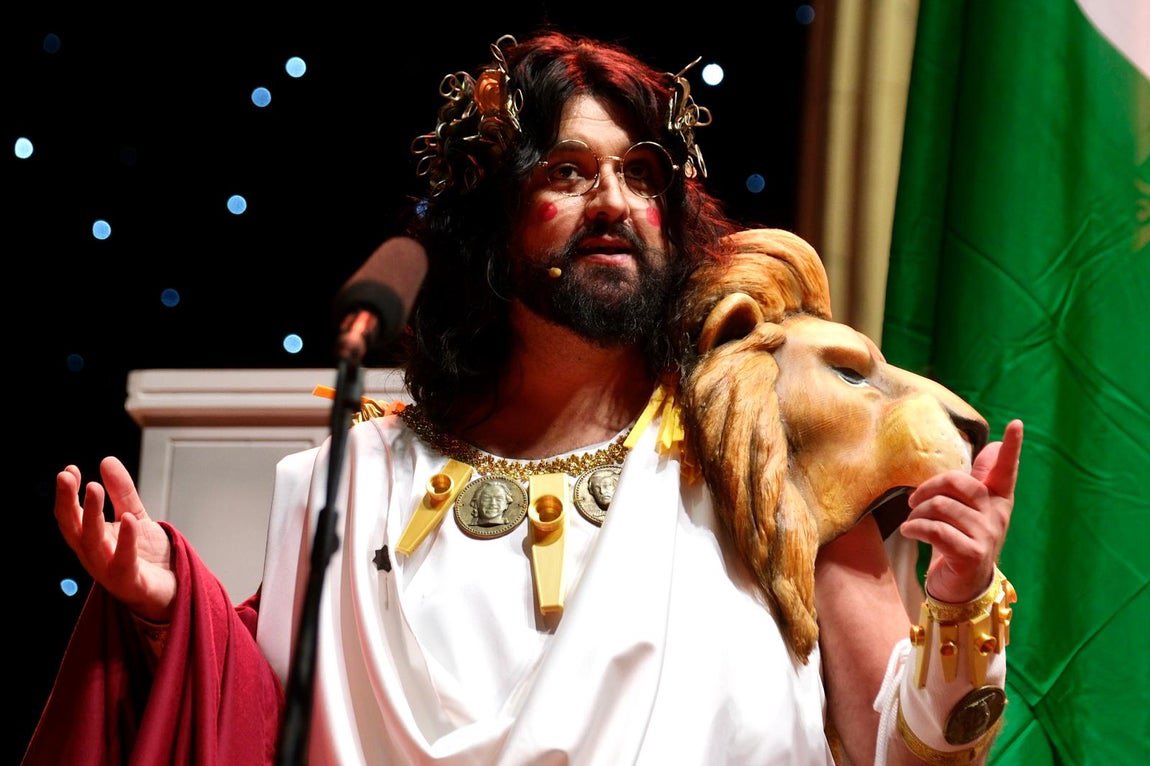 Hay pregones que se escuchan y otros que se sienten. El de <a href="/_ManuSanchez_/">Manu Sánchez</a> se ha sentido. Andaluz hasta la médula, libre, comprometido y profundamente demócrata. Gracias por recordarnos que el Carnaval de Cádiz también es conciencia y dignidad