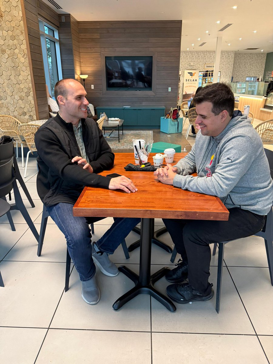 Colocando a conversa em dia com o meu amigo <a href="/BolsonaroSP/">Eduardo Bolsonaro🇧🇷</a> , sempre buscando o melhor para o Brasil.