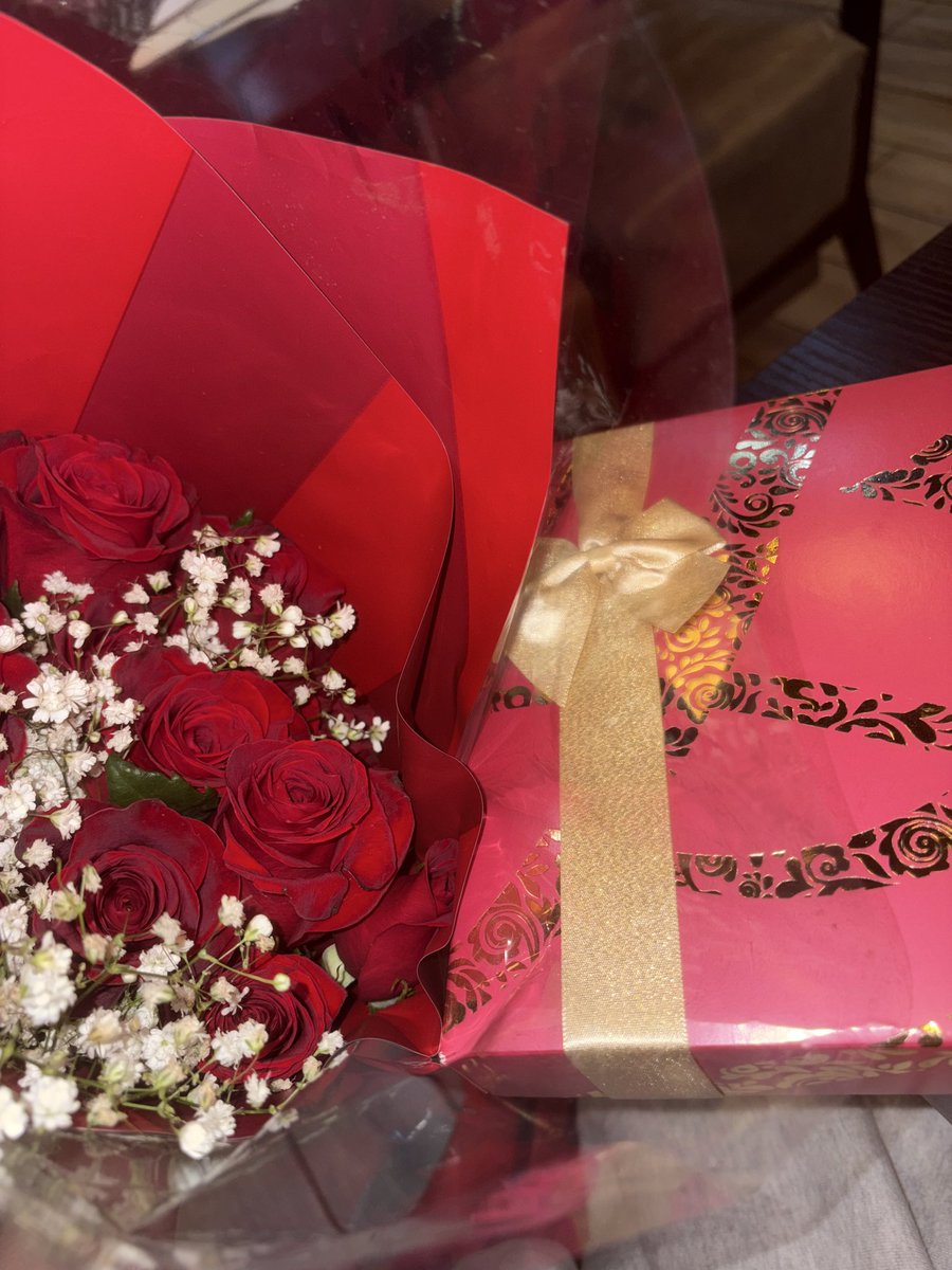 olasoydeba's tweet photo. y aún así me envió flores y chocolates ❤️❤️ https://t.co/8JpZ4hqJTC