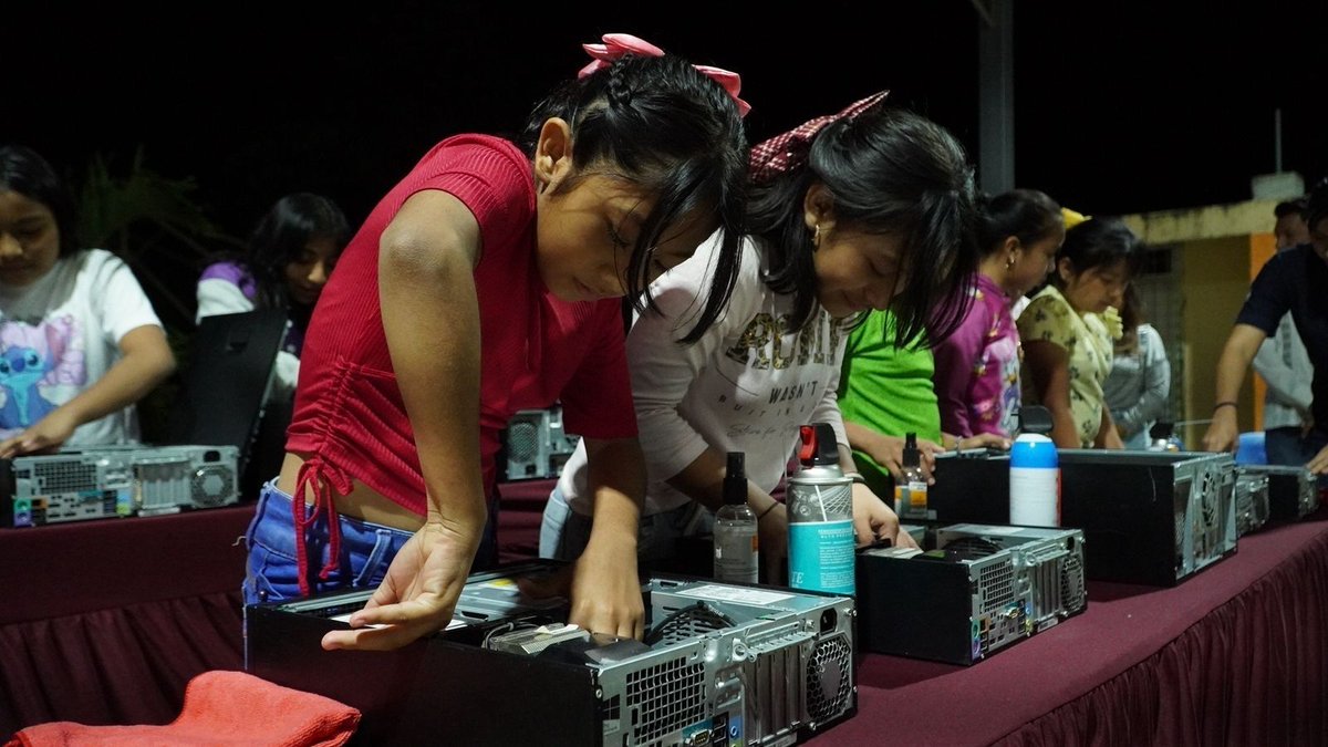 Celebramos el #DíaInternacionalDeLaMujerYLaNiñaEnLaCiencia acercando la innovación a Kaxatah. 🔬
Agradecemos a la Dra.Josefina Ojeda <a href="/CienciaYuc/">Secretaría de Ciencia Yucatán</a>, a #CaPYuc y a nuestra directora Alicia Avilés por impulsar estas acciones que siembran vocación científica. 👩‍🏫📚
#OrgulloTecNM #11F