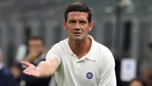 LGramellini's tweet photo. Caro #Chivu pochi giorni fa avevi fatto il moralista sostenendo che da allenatore non avresti avuto problemi ad ammettere un errore a favore nel caso si fosse verificato: ecco il tempo è galantuomo e stasera avevi l'occasione giusta. Invece hai difeso #Bastoni incolpando #Kalulu. https://t.co/jijgpRQ91W