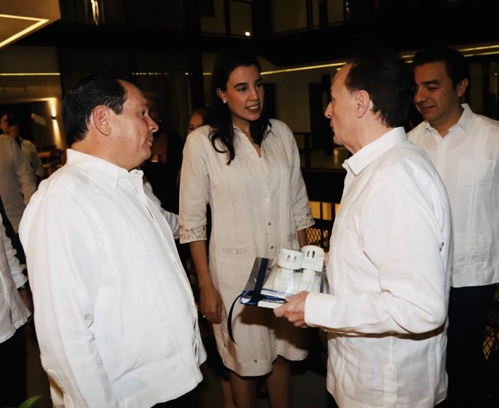 En representación de la Alcaldesa <a href="/CeciliaPatronL/">Cecilia Patrón Laviada</a> asistí a la inauguración del hotel Brisas por <a href="/josefinarodzam/">Josefina Rodríguez Zamora</a> y @JuaquinDiazMena, y le deseamos a <a href="/AntonioCosio/">Antonio Cosio</a>  mucho éxito ‼️