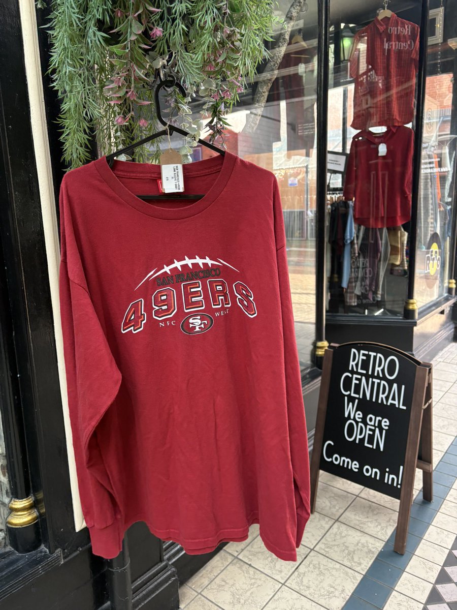 some new nfl gear at the store 

🔥🔥🔥🔥🔥

T-shirts £10 / Long Sleeve £15