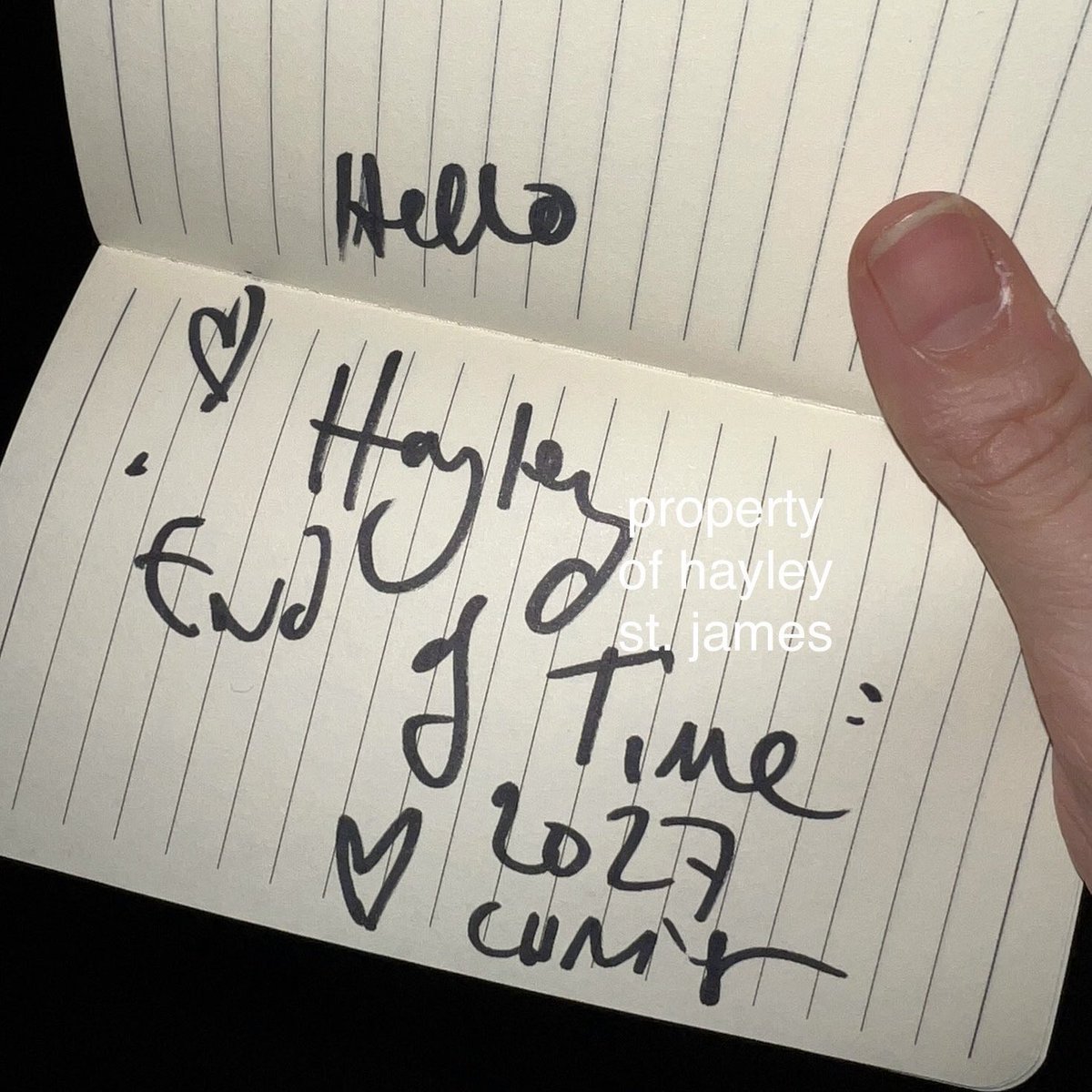 coldplay_fm's tweet photo. O que será que vem aí? 👀

“Fim dos Tempos 2027”

Chris escreveu um bilhete para um fã na noite de quinta-feira em Nova York.

📸: @hayleystjames https://t.co/2mL2g3I5uj