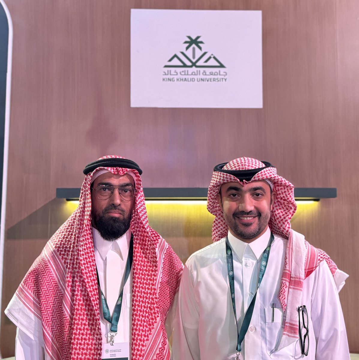 صادفت في #المنتدى_السعودي_للإعلام 
الدكتور يزيد ابن زميلنا الأستاذ عبدالكريم الجاسر.

د. يزيد كان ضمن فريق جناح جامعة الملك خالد <a href="/kkueduksa/">جامعة الملك خالد</a>

هذا الأسد <a href="/yazeeddd/">د. يزيد بن عبدالكريم الجاسر</a>
من ذاك الأسد <a href="/aaaljasser/">عبدالكريم الجاسر</a>
-