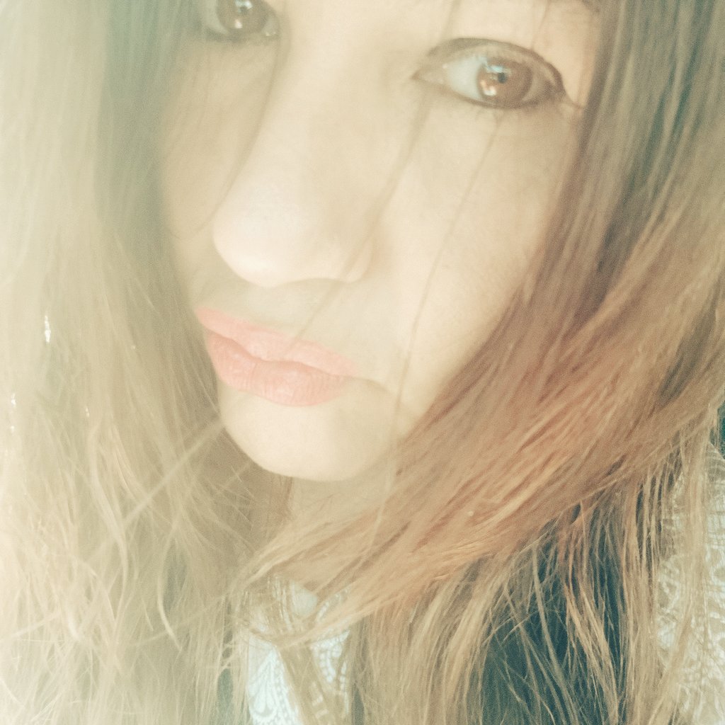 Respiré hondo y escuché el viejo alarde de mi corazón: Yo soy, yo soy, yo soy
Sylvia Plath