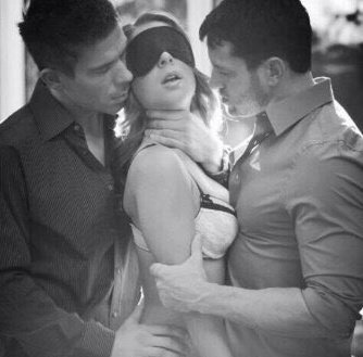 .

"Ne yapalım yani?
Bu dünyanın gerçekleri varsa,
bizim de hayâllerimiz var." 

(Pablo Neruda)

Yaşanacak bir tek hayatımız var. Onu da başkaları ne der diyerek tüketmenin gereği yok.

Hiç kimsenin ışığınızı çalmasına izin vermemek en doğrusu galiba. 

.