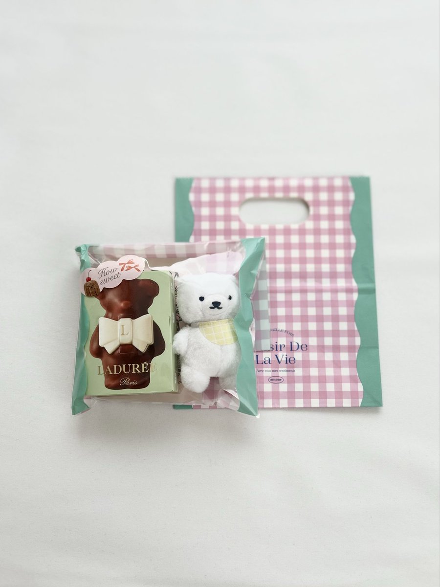 x469maru's tweet photo. バレンタインにteabearくまちゃんからステキなお品が届いた🎁 ʕ｡•ᴥ•｡ʔฅ✧

ラデュレのチョコとティーポンドのお茶が輝いている…👀✨
🐻‍❄️の可愛さで完全にノックアウトʕ ›ᴥ‹ ʔ♡

とってもうれしろくまʕ｡•ᴥ•｡ʔ♡ιονε https://t.co/e5k8ldrG2T