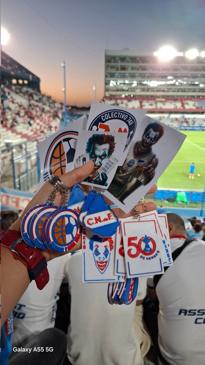 YA ESTAMOS EN CASA 
Llevate un llavero + Sticker a $100 y colabora con la #FiestaEnTresColores