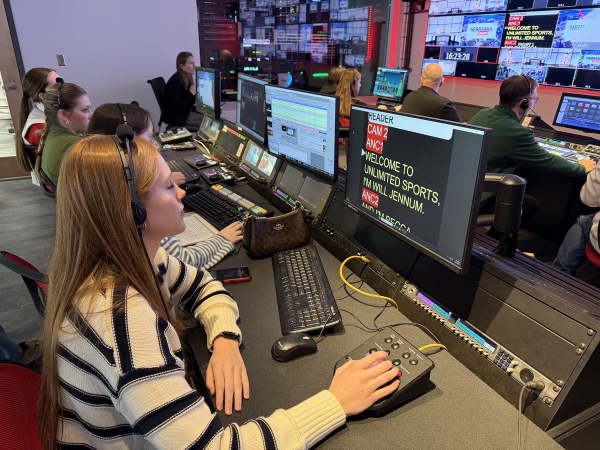 Fernanman42's tweet photo. We just wrapped up 3 events in 2 days! Red Letter Day, Career In Sports and our In The Studio event with @Unl_CoJMC 🎥 special thanks to @HuskerVisionHD and all our amazing Faculty &amp; Staff. Lots of Future #Huskers spending time with @UNLincoln 🌽❤️ https://t.co/mNXzwewxJ4