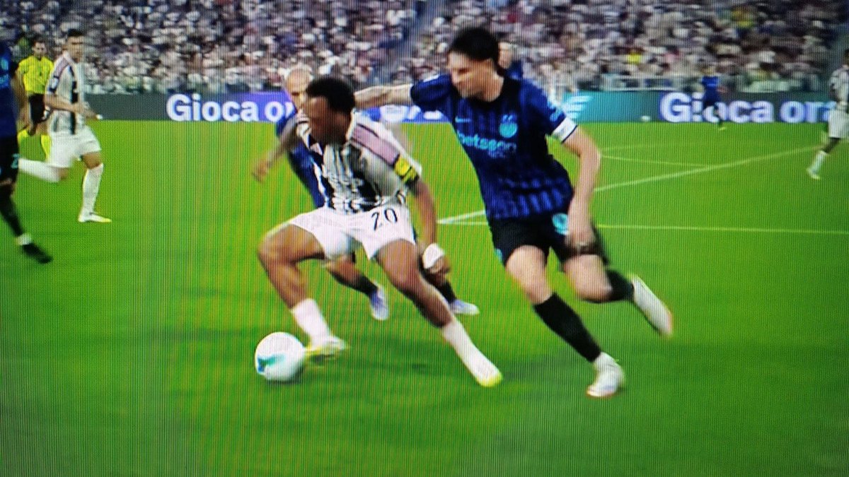 raffaelecaru's tweet photo. Qui era una manata-trattenuta netta.

Ripeto, serve coerenza. 

Se sbraiti oggi, devi essere il primo che a Juve-Inter 4-3 o Napoli-Inter 3-1 hai scritto da qualche parte che l'Inter è stata SFAVORITA.

Altrimenti non vale nulla. https://t.co/VOMh0EjEpI