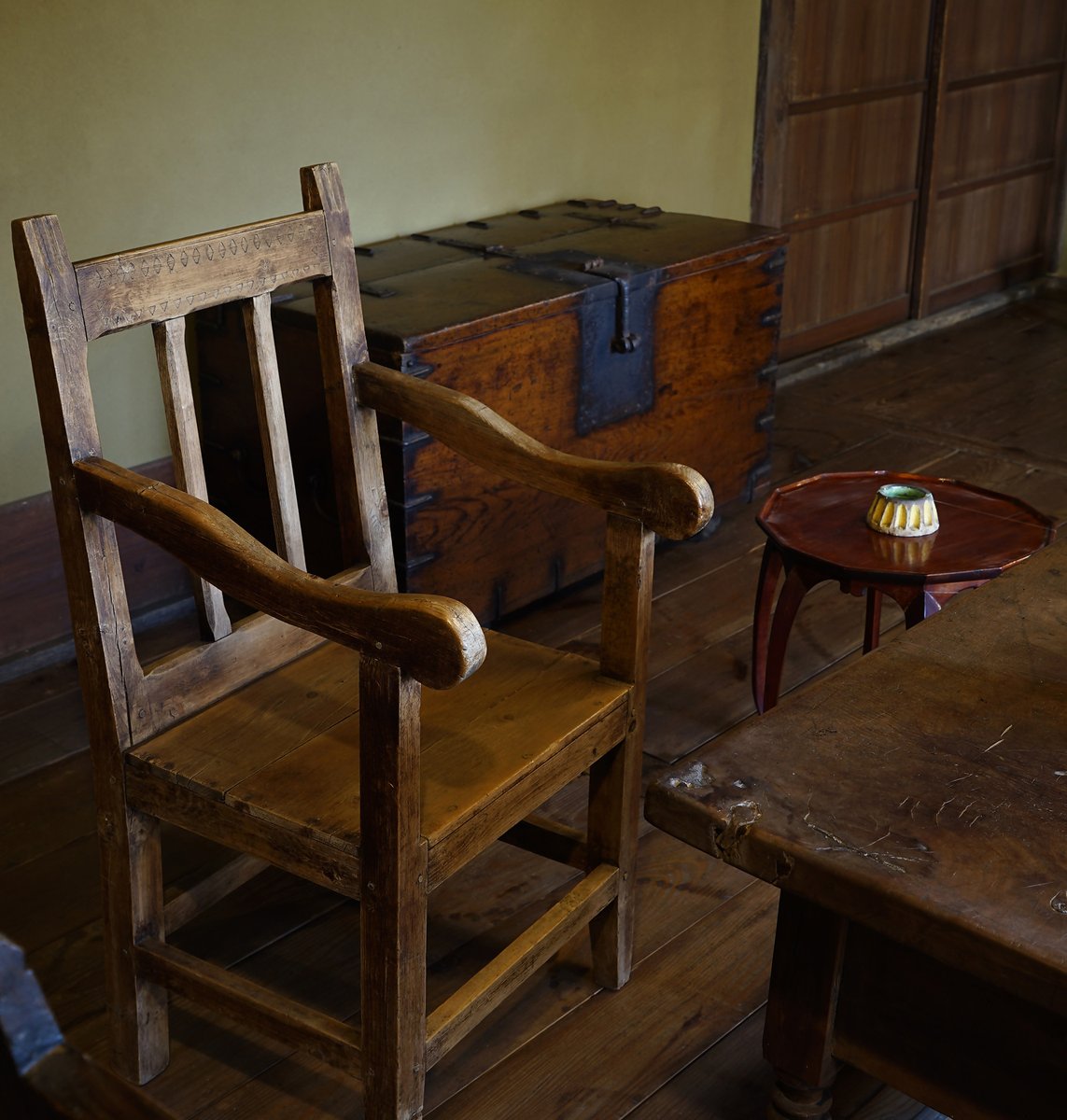 本日2月15日（日）は、「 #芹沢銈介の家 」の公開日です。
この部屋には、日本、韓国、フランス、スペイン、イギリス、ガーナ、コートジボワールと、世界各地の家具が並んでいます。どれも長年使われたことで深みのある色合いとなり、板倉の家の中で互いに調和しています。