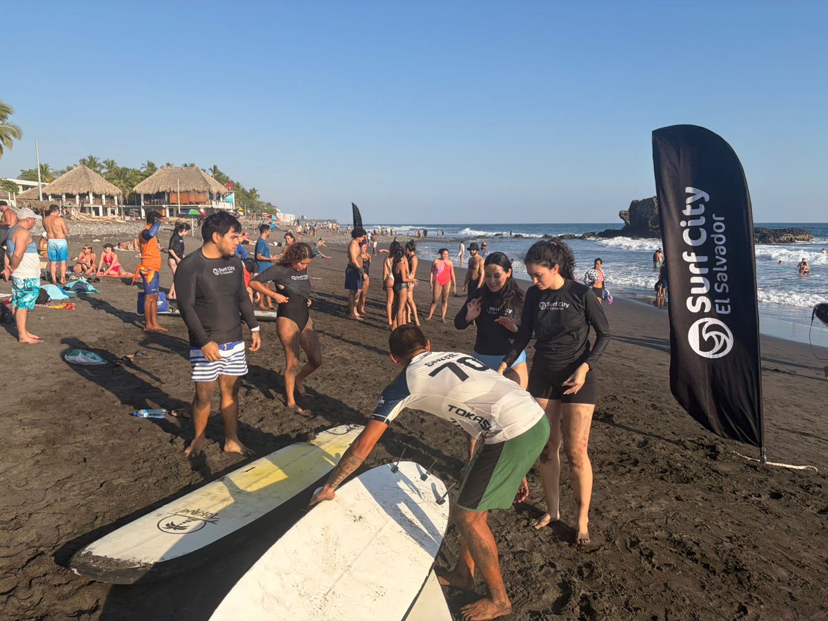 ultimahsv's tweet photo. #Nacionales | 🏄‍♂️ Turistas nacionales y extranjeros participaron esta tarde de clases de surf en las playas salvadoreñas. 😎 https://t.co/e1LuMJAInS