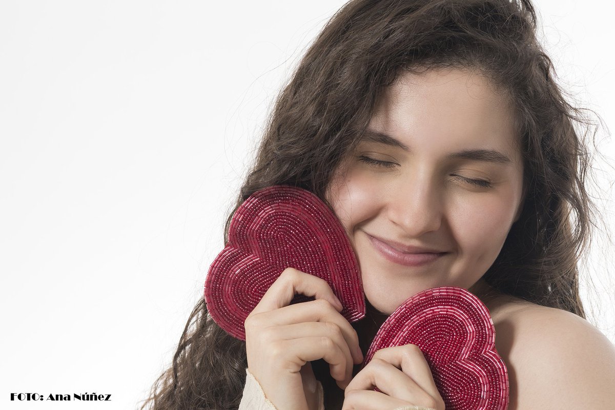 "arder como la vela y consumirse
haciendo torres sobre tierna arena;
caer de un cielo, y ser demonio en pena, y de serlo jamás arrepentirse"
Lope

Modelo: Lucía Hulerig

#SanValentín #picoftheday #greatshots #nikonistas #eljardindemab

#fotoculo: <a href="/_ananunez_/">Ana Núñez</a> (aka <a href="/eljardindemab/">Ana Núñez | Foto</a>)