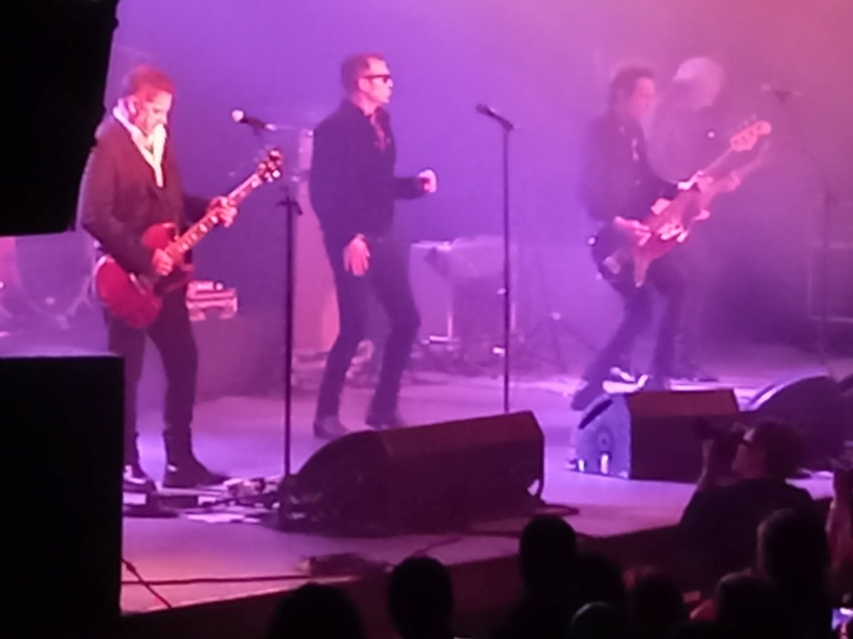 Para algunos seguidores de nuevo cuño es algo parecido a un sueño: ver a 091 en directo porque no les saborearon en su monento. Dos horas. Un setlist perfecto. Lo flamante y los grandes éxitos. No tiene sentido perderse su concierto en la gira que arrancó ayer. Están en forma.