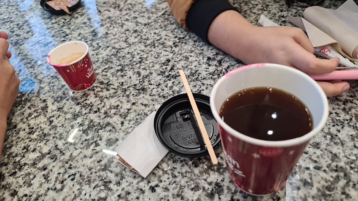 lvercetti's tweet photo. @EcJuanValdez #ecuador #SantoDomingo qué mala atención! Malo el café america pura agua! Helado el expresso el Bubble tea con 10 perlitas como mucho! Qué mal #NuncaMás... pésima experiencia en el #Bomboli https://t.co/9Yldi8IdXm