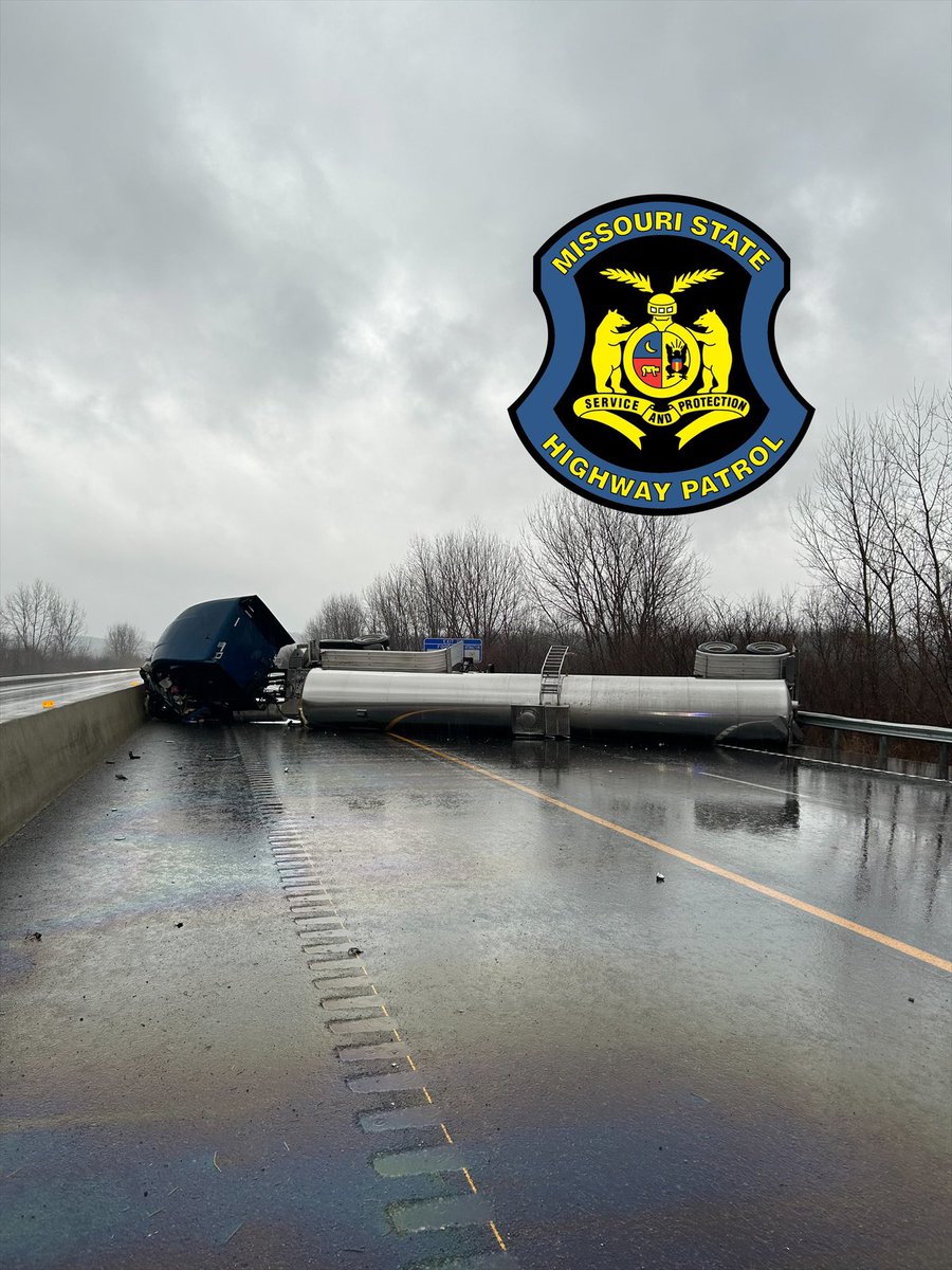 MSHPTrooperF's tweet photo. 🚨Crash Blocking EB I-70 at 113 MM🚨

Troopers are investigating a multiple vehicle injury crash blocking eastbound I-70, west of the Missouri River Bridge (between Boonville and Columbia), in Cooper County.

The eastbound lanes will likely be closed for two hours. https://t.co/52iqiwU1PJ