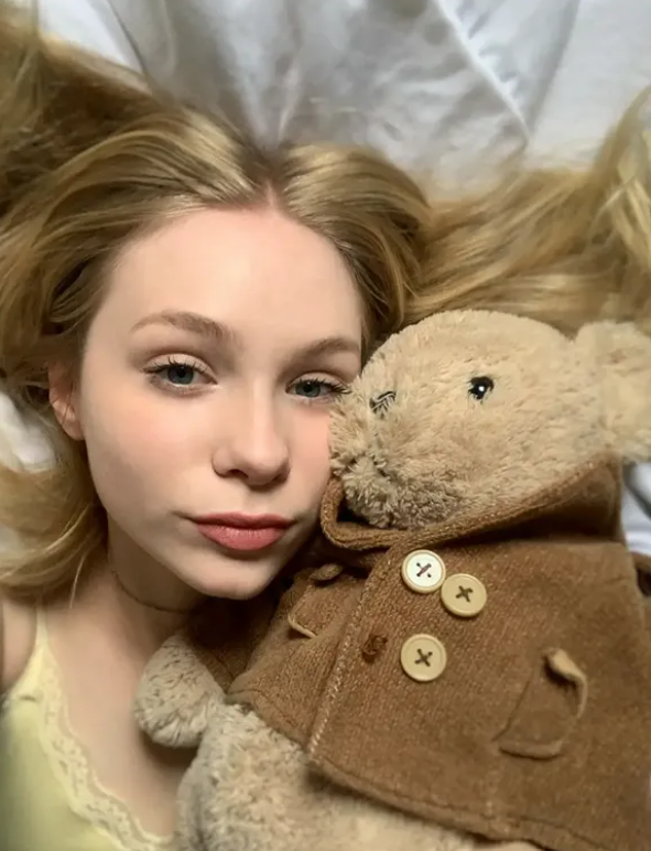 Ava_artistic_2's tweet photo. I named my doll Labearo🧸Say hello to her :) 

#foryoupage #unbanned #accountdisable #welcomeback #comdy #Commission #ArtistOnTwitter #doll #Labearo #mydoll #welcome2026 #happytogether #cutie #followback #girlwithdoll https://t.co/TUJRfuPF3M