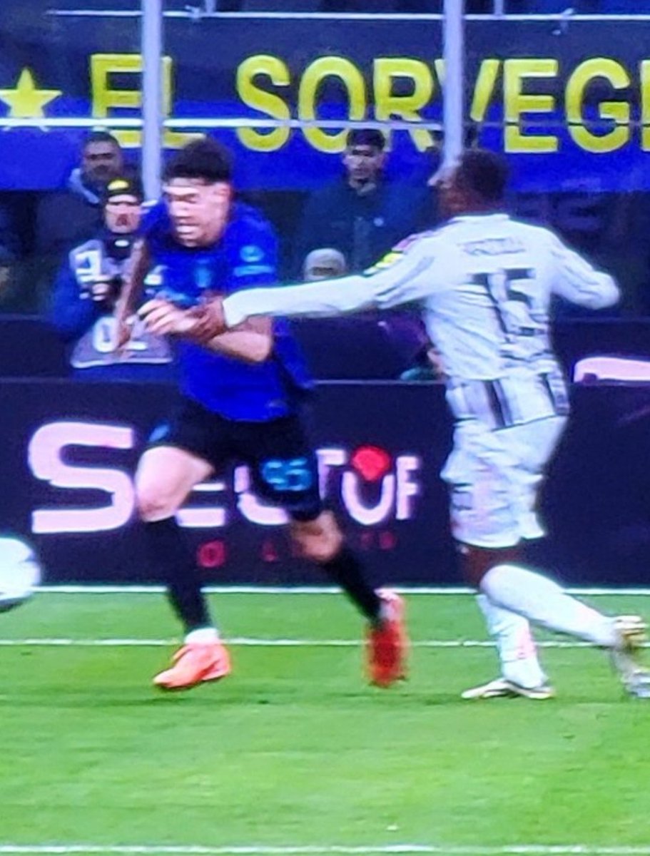 Differenze?

Non riesce a trattenerlo, ma lo tocca. La simulazione ve la potete ficcare NEL CULO.