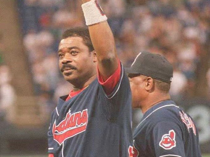 Eddie Murray acknowledges the crowd after collecting his 3000th hit, June 30, 1995.