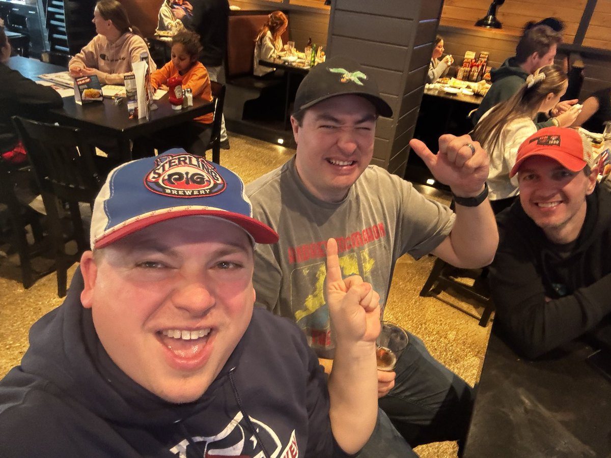 CarterStuartY's tweet image. #ANDSTILL the undisputed, #buzzywings wing eating champion of the worlddddddddddd, @Eaglesrownage. Sad. I’m about to issue a #BOLO for his beard.