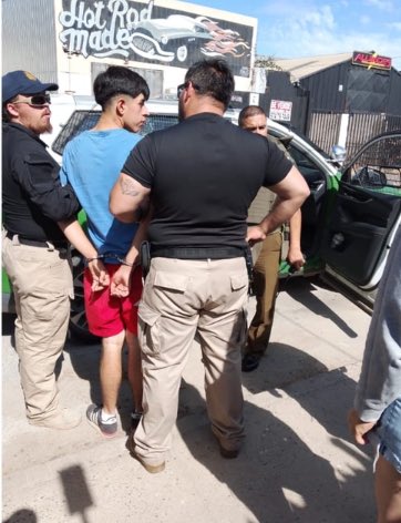 CafeConEnfasis_'s tweet image. 😡VILLA ALEMANA : Delincuente juvenil fue capturado por dueño de auto a quien le rompió un vidrio y le sustrajo su mochila. Tras llevarlo a la comisaría, fiscal ordenó dejarlo en libertad.