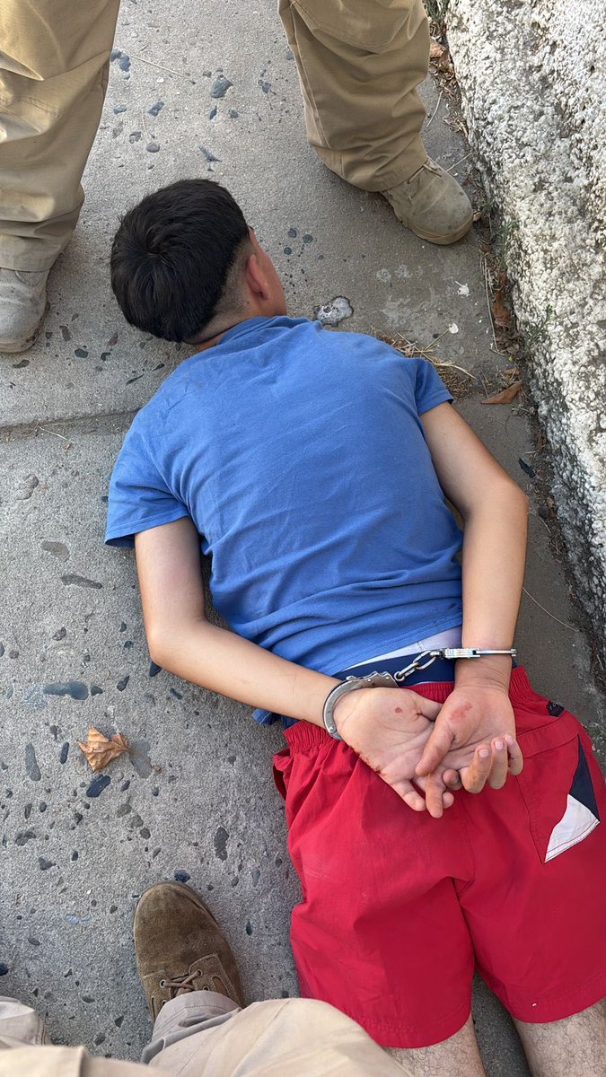 CafeConEnfasis_'s tweet image. 😡VILLA ALEMANA : Delincuente juvenil fue capturado por dueño de auto a quien le rompió un vidrio y le sustrajo su mochila. Tras llevarlo a la comisaría, fiscal ordenó dejarlo en libertad.