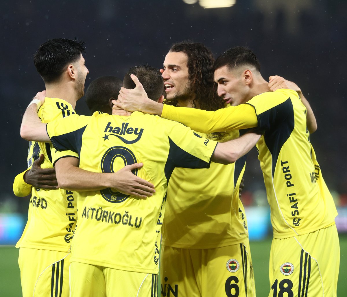doruktore's tweet photo. Kaptanım sana armağan olsun.. @Fenerbahce unutma unutturma 💛💙 https://t.co/D0GFhX2dwZ