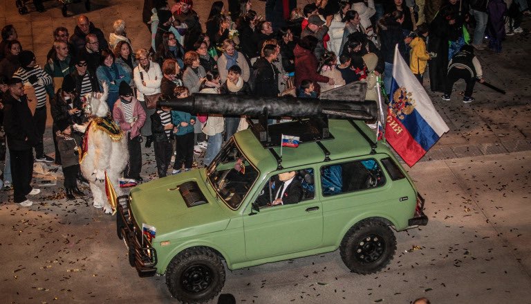 millanfernandez's tweet image. Semella que os ucranianos da Coruña non se adaptan ó espírito do Entroido galego: 

Denuncian por delito de odio una carroza del Carnaval de A Coruña: numerosas quejas por ver a un Lada Niva paseándose con la bandera rusa

elidealgallego.com/a-coruna/2026-…