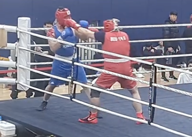 <링 위에서 받은 '종합검진' 리포트>

2월 14일이었다. 달력 위에는 연인들의 명절인 발렌타인데이와 조상에게 절을 올리는 설 연휴가 겹쳐 있었다. 세상은 달콤한 초콜릿의 향기와 눅진한 떡국 냄새 사이에서 서성였다. 그 소란스러운 명절의 한복판에서 나는 고양시 복싱 대회장 링 위에 서 있었다.