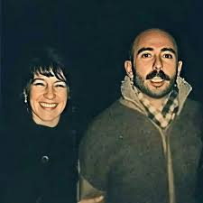 colores_sant0s's tweet image. Y Mientras Tanto El Sol Se Muere:

Yo creo que todo Porco Rex gira alrededor de esta canción, que es una canción de amor. Hoy en día el amor está siendo desacreditado, ridiculizado, como si fuera algo malo o una pavada —algo intrascendente. Pero uno no vuelve virgen del amor