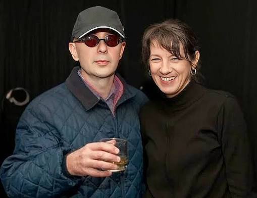 colores_sant0s's tweet image. Y Mientras Tanto El Sol Se Muere:

Yo creo que todo Porco Rex gira alrededor de esta canción, que es una canción de amor. Hoy en día el amor está siendo desacreditado, ridiculizado, como si fuera algo malo o una pavada —algo intrascendente. Pero uno no vuelve virgen del amor