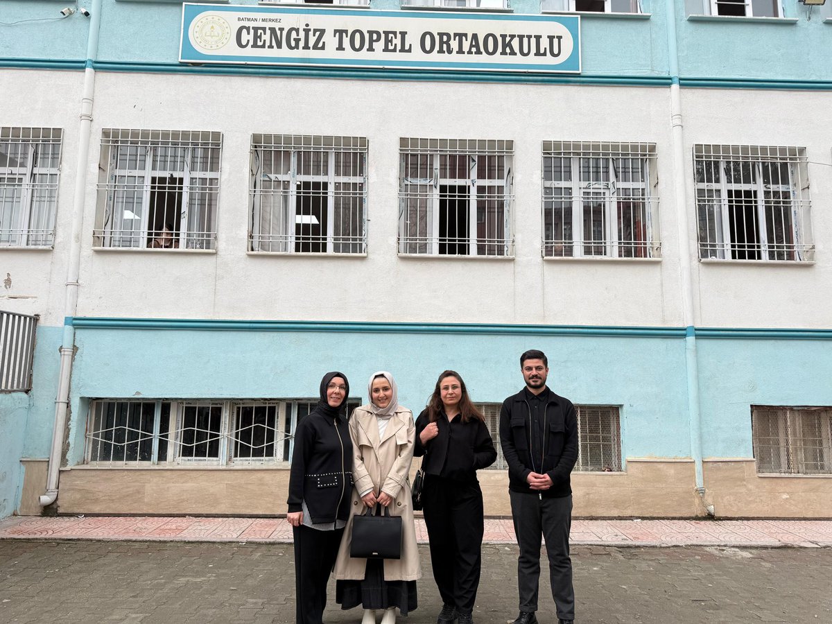 BatmanBarosuCHM's tweet photo. Batman Barosu Çocuk Hakları Merkezi tarafından, Cengiz Topel Ortaokulu’nda “Avukatlık Meslek Tanıtımı ve Çocuk Hakları” konulu bilgilendirme etkinliği gerçekleştirilmiştir. Öğrencilere avukatlık mesleğinin temel ilkeleri ve çocuk haklarına ilişkin genel bilgilendirme yapılmıştır. https://t.co/YxNfQrGlvp