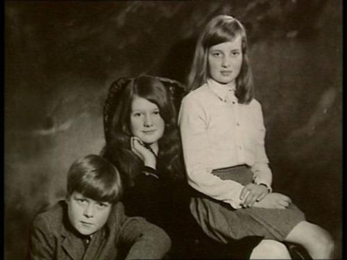 Princess LiliDiana OMGGG I'm having a heart attack and a panic attack i can't breath OMGGG she is so tall and looks like her grandmother. Look at those legs and arms and red hair 😍 😍 😍 hahaha so tall like her grandma OMGGG. She looks absolutely like Diana.