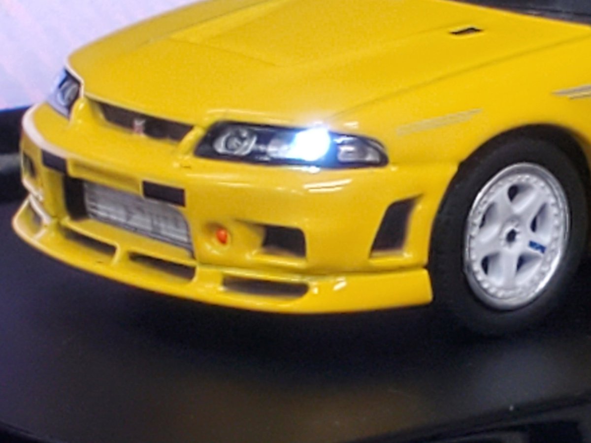 Kyosho make a line of 1/64ths that have working lighting called MOTN. Only thing required is the separate MOTN base, which is plugged into the wall via USB-C. Cool concept! Shown here is the R33 Skyline 400R.