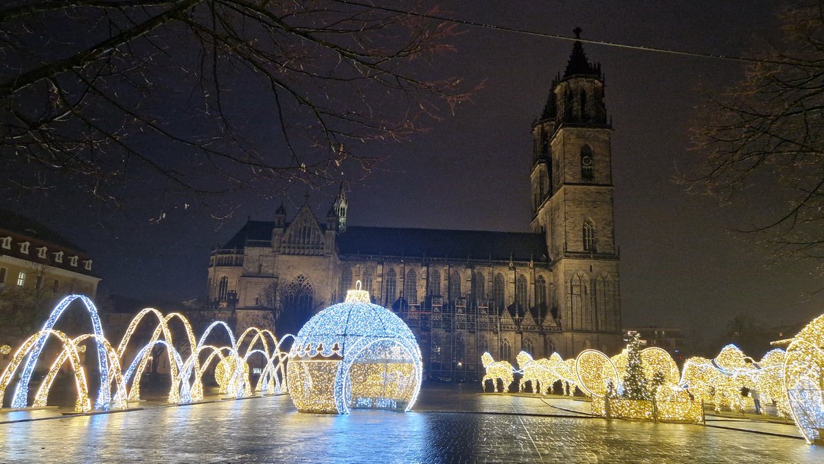 fleeti420's tweet photo. @stoned_ens Hier in Magdeburg steht noch die Weihnachtsdeko vorm Dom 😂😂 https://t.co/O25RTcQkEJ