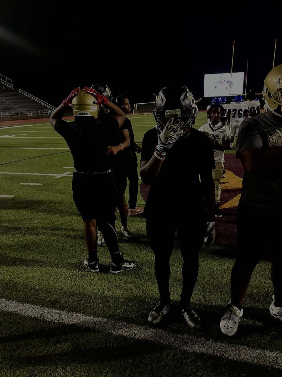 BKeeez95269's tweet photo. #fyp #viral #x #football #sports 
No offers
Freshman 
3.8 GPA
SQUAT 325
Bench 220
5’10
173 lbs
LB/RB https://t.co/jlNpyCtSDR
