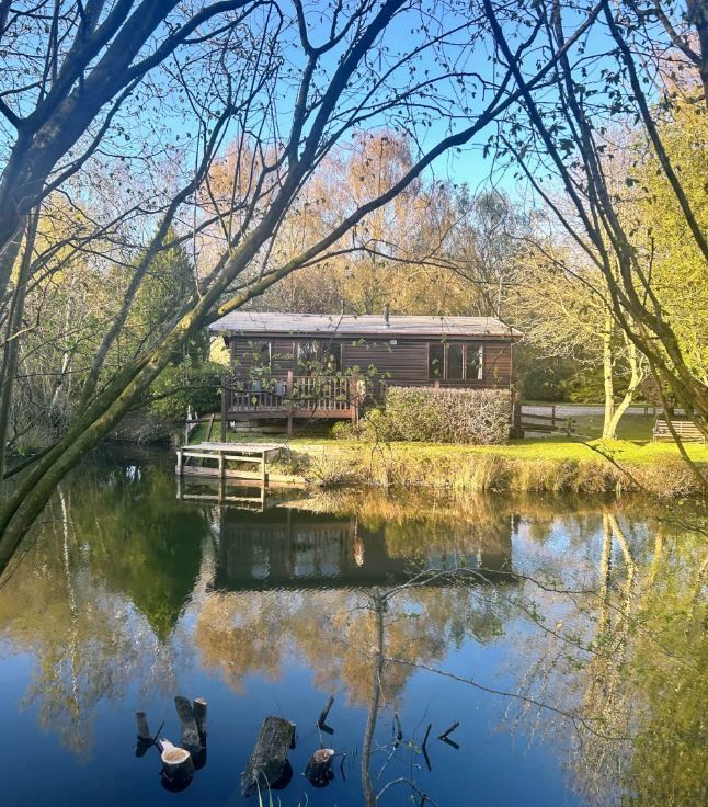 TheHolidayCots's tweet image. At the far end of the beautiful 30-acre nature reserve, guests will find Wigeon, a private two-bedroom cabin set beside a smaller, quieter lake at The Old Gravel Pit Lodges. 🌳

🛏️ Sleeps 4
theholidaycottages.co.uk/EastYorkshire/…

#TheOldGravelPitLodges #NatureRetreat #SecludedGetaway #Lakeside