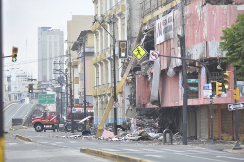 #Guayaquil | Ingenieros estructurales recorrieron ‘zona cero’ del incendio de #Multicomercio ow.ly/2IKA50YfWvM