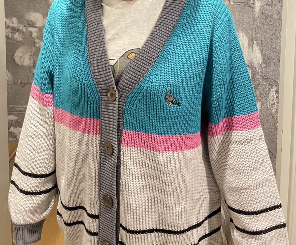 カーディガンとゆうよりは、もはやポーディガン🐦
広尾のランボルギーニ屋さんに同じ色のランボルギーニ売ってたポ🐦