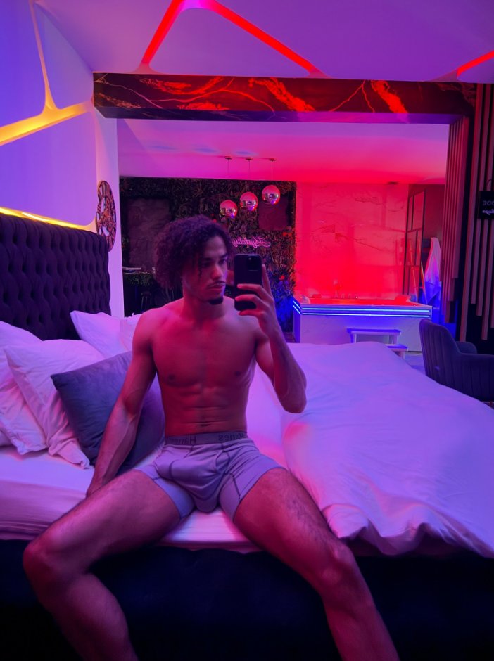 itsgerooo's tweet photo. bored as hell. whos up for something.....? 🤭 https://t.co/lfGb3aSdUi
