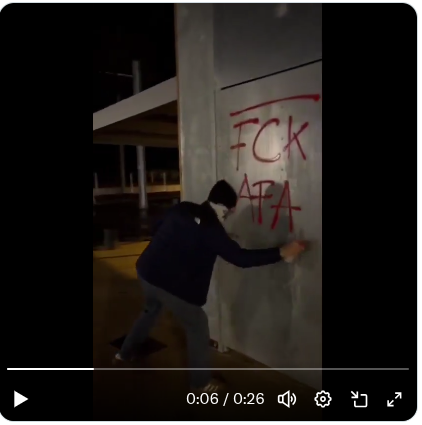 #Frankreich:  Die Behörden haben vor wenigen Minuten den Tod eines Rechten bekannt gegeben, der gestern in #Lyon bei Auseinandersetzungen mit #Antifa|s schwer verletzt wurde. Gestern und heute kam es bereits zu Aktionen der Faschos, u.a. Angriffe auf linke Organisationen.