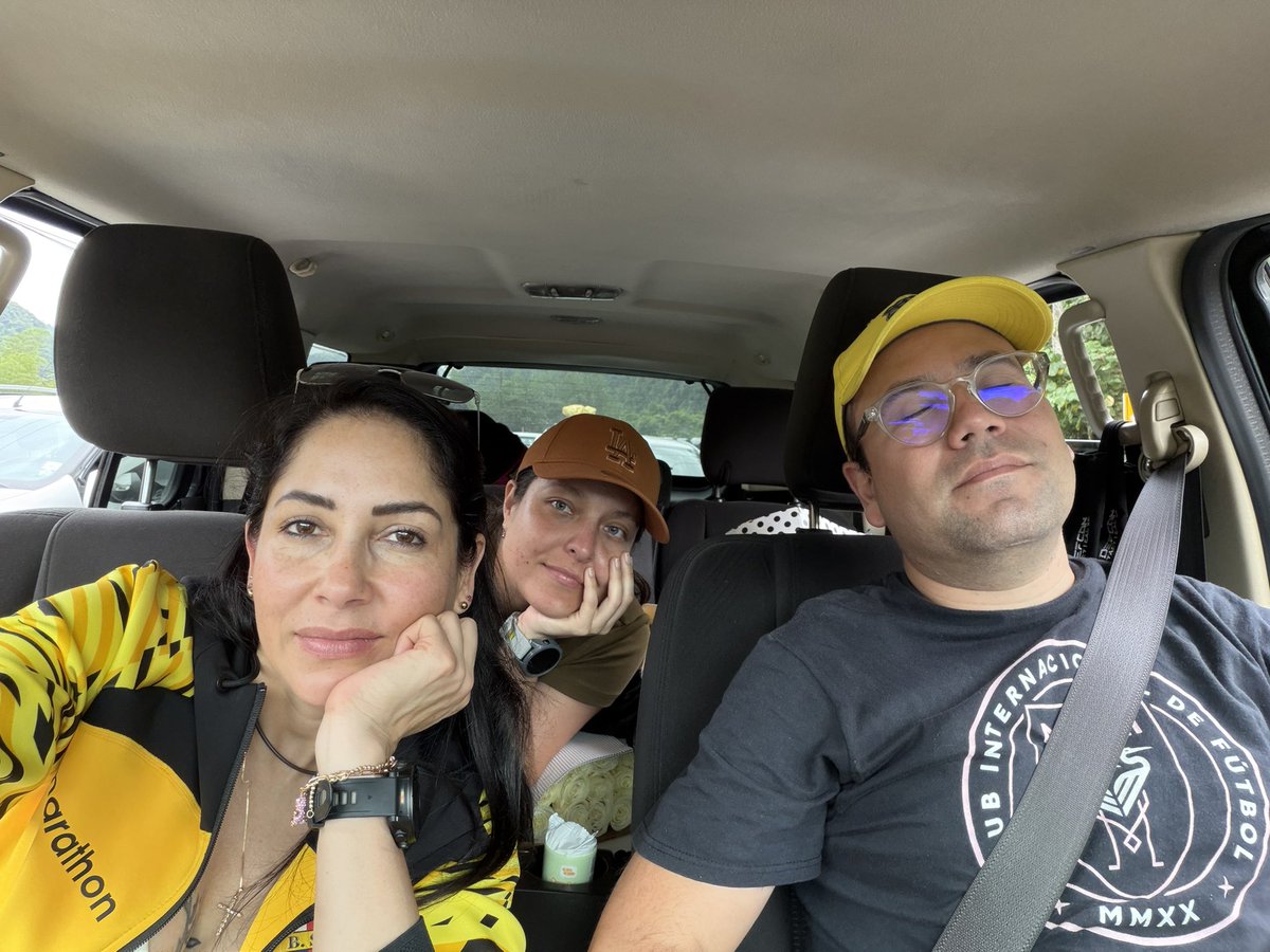 LuisaGonzalezEc's tweet photo. Inicio de feriado, SEIS horas Quito-Alluriquín.
Bruno y Wanda y sus travesuras en el aburrimiento 😓
#Carnaval2026 https://t.co/LLvFsOlPvO