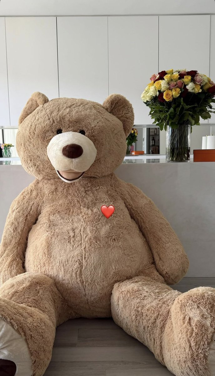 TouchlineX's tweet photo. 🚨📲 𝗡𝗘𝗪: Antonela (Messi's wife) sharing Messi's Valentine's Day gift on Instagram. https://t.co/L9BavxSw7d